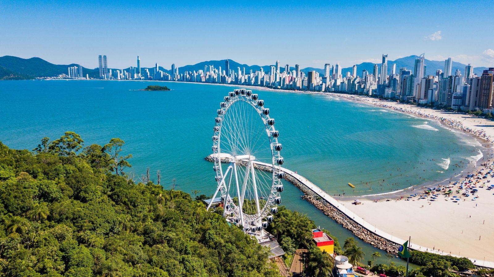 Balneário Camboriú - vista aérea da roda gigante e praia
